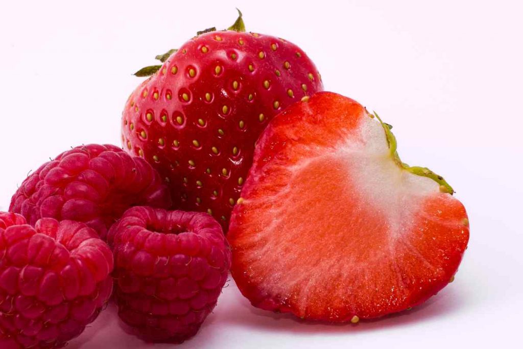 Fragole e lamponi sul tavolo