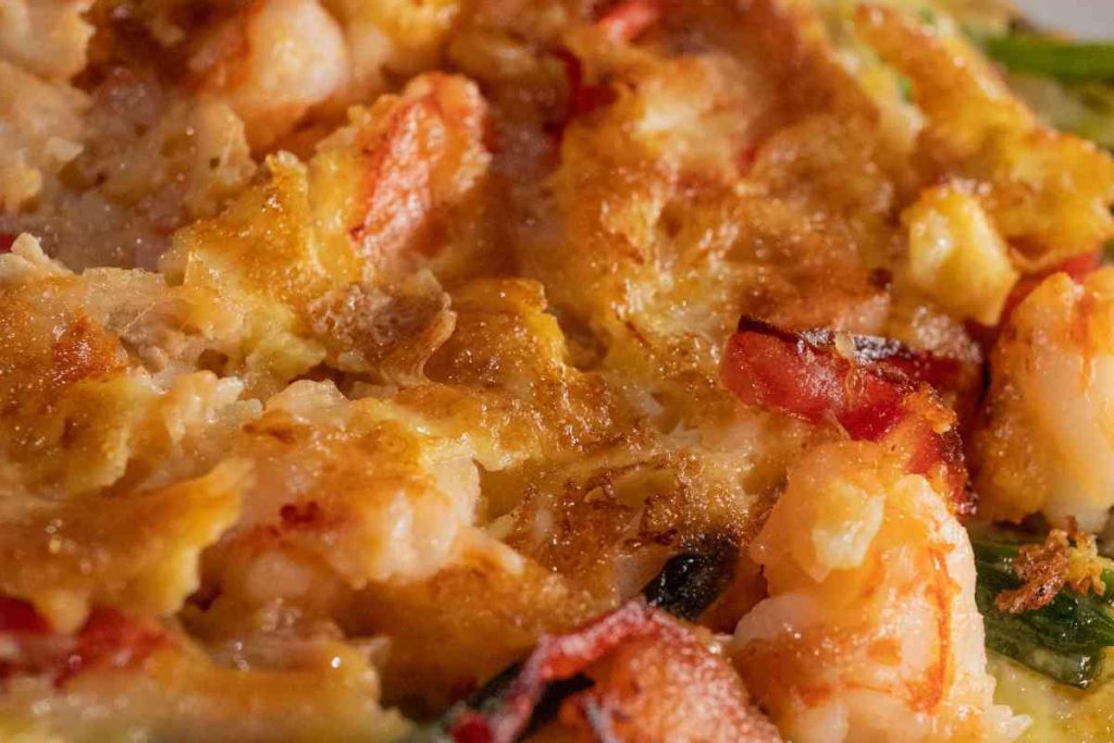 una frittata ai frutti di mare vista da vicino
