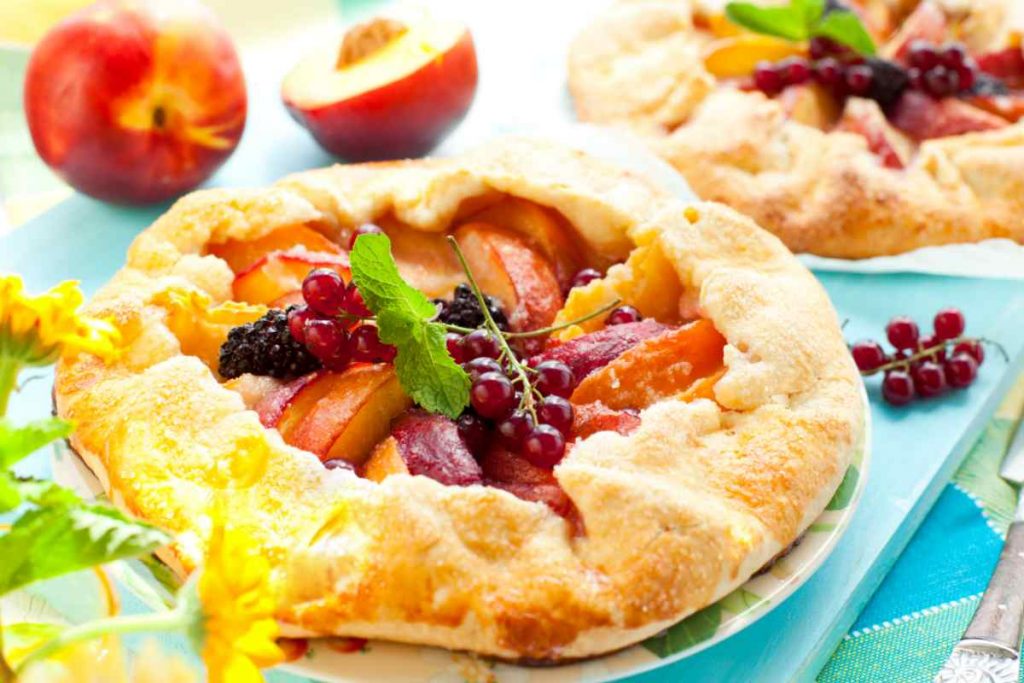 Galette estiva alla frutta in un piatto su un tavolo