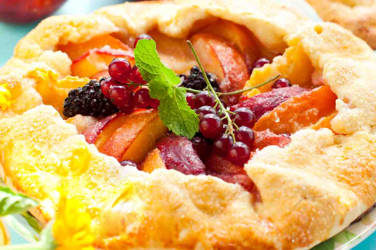Galette estiva con frutta di stagione