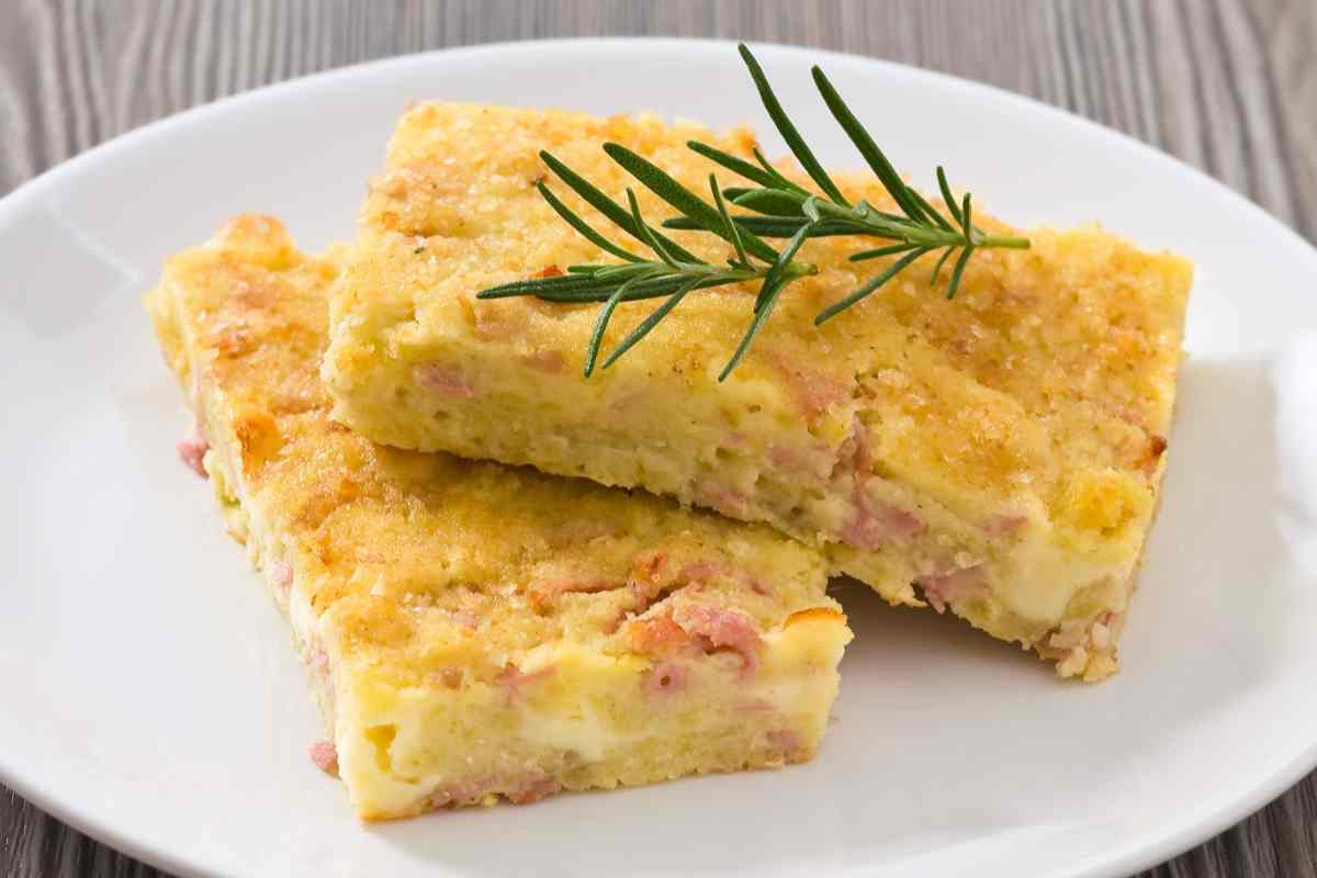 Due fette di gateau di patate napoletano in un piatto