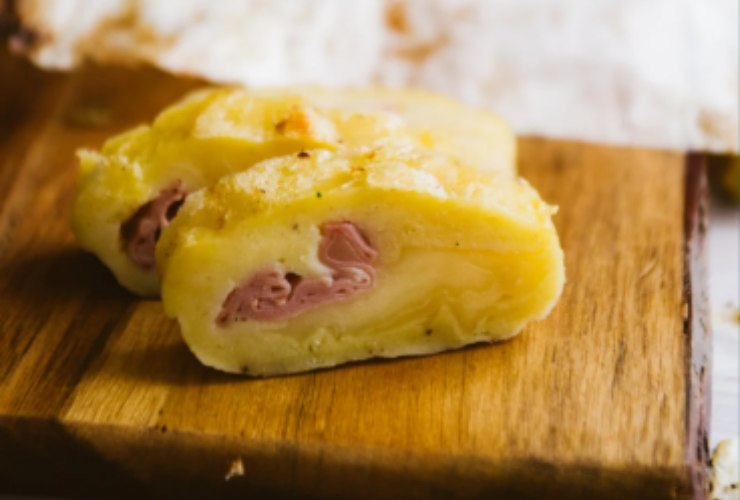 Rotolo di patate ripieno di prosciutto e formaggio