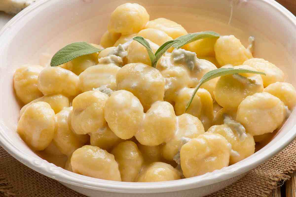 piatto con gnocchi conditi con gorgonzola e decorato con foglie di salvia