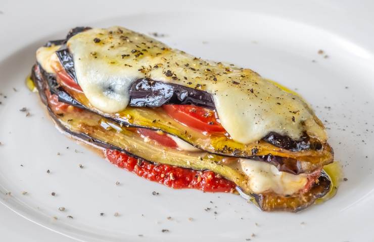 Una melanzana di parmigiana in un piatto