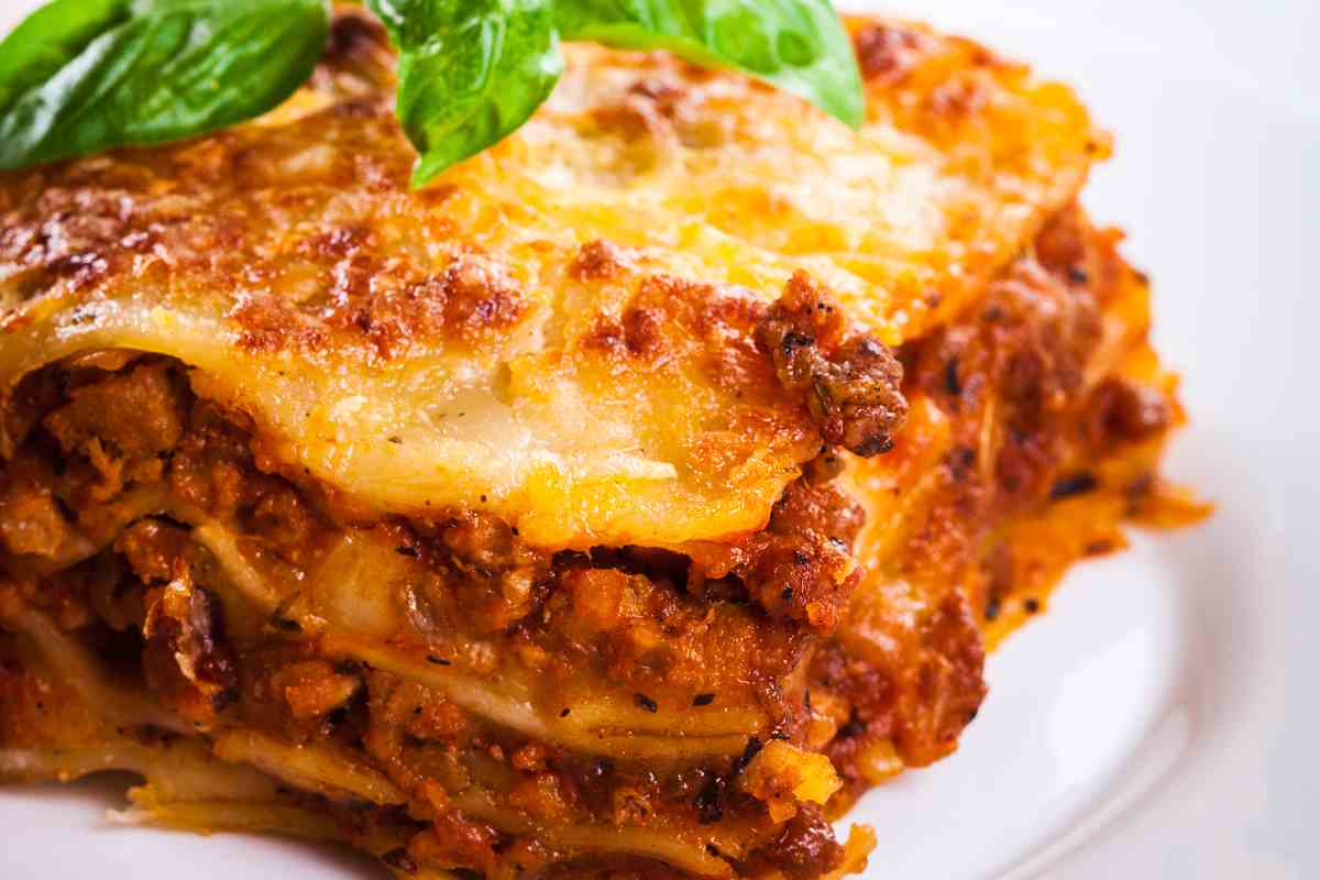 porzione di lasagna al forno in un piatto