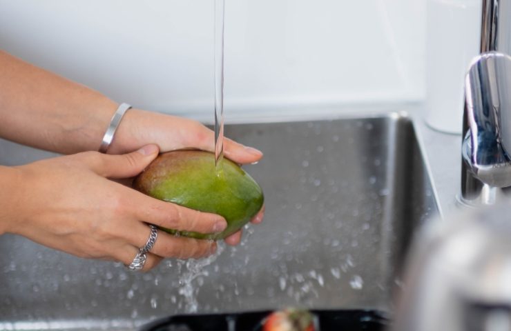 Frutta sciacquata al rubinetto