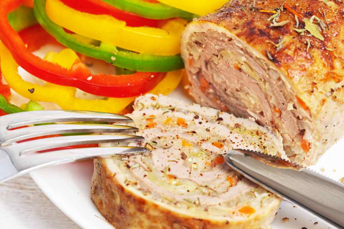 piatto con polpettone e peperoni nel menu della settimana