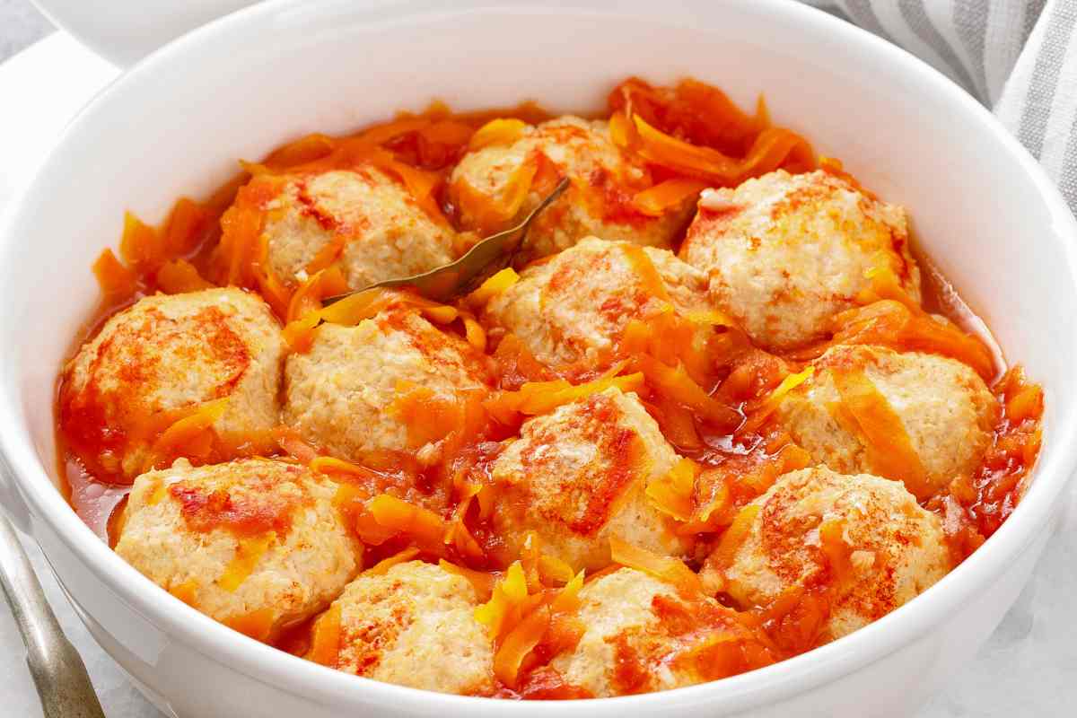 ciotola con polpette di pesce per il menu della settimana