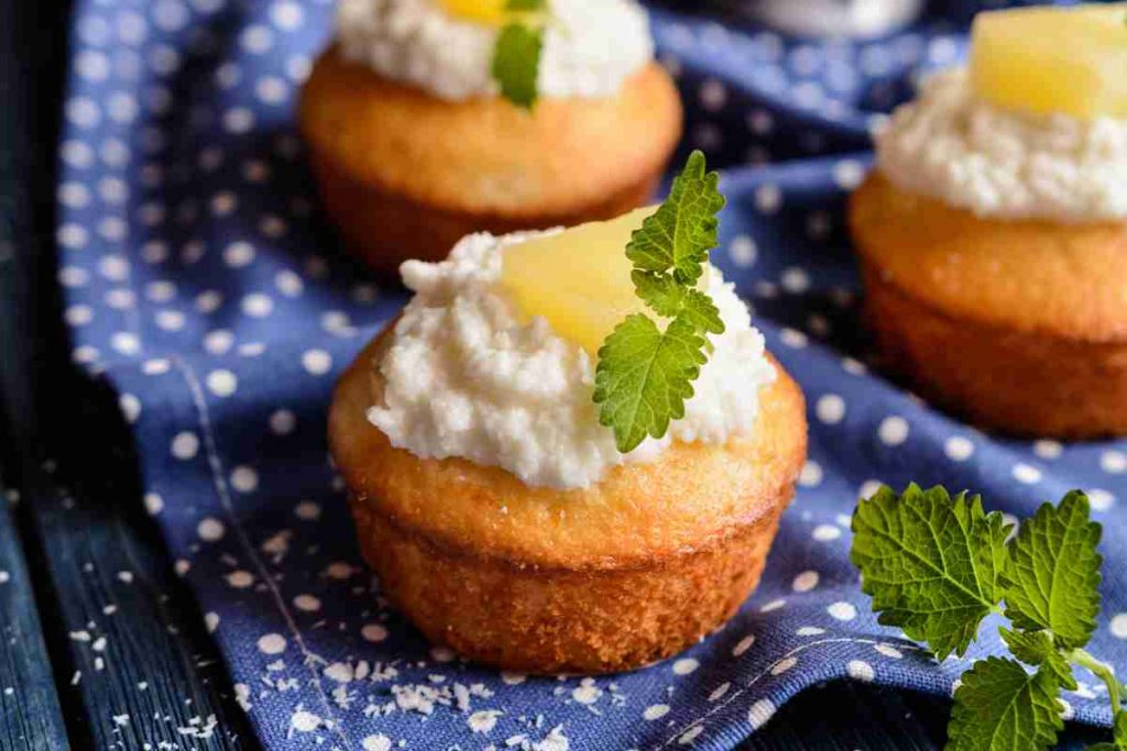 piccoli muffin all'ananas su un tovagliolo blu a pois