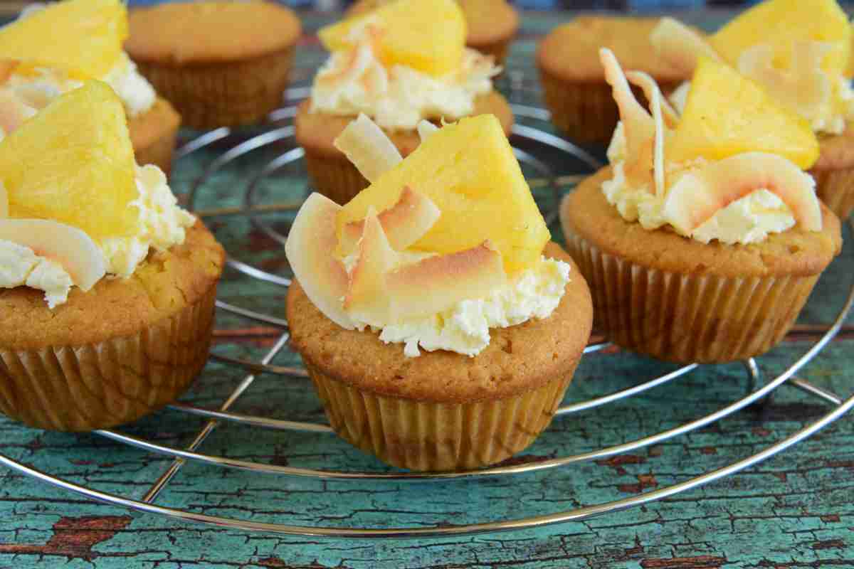 griglia con sopra dei muffin all'ananas