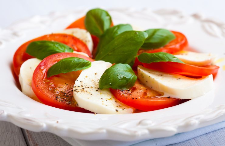 Mozzarella vegetale in una caprese