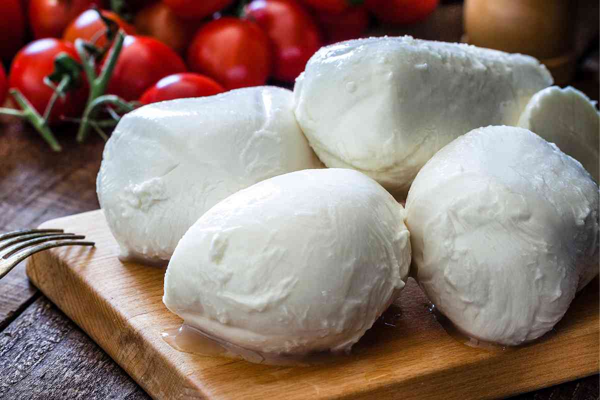 Della mozzarella fresca su un tagliere