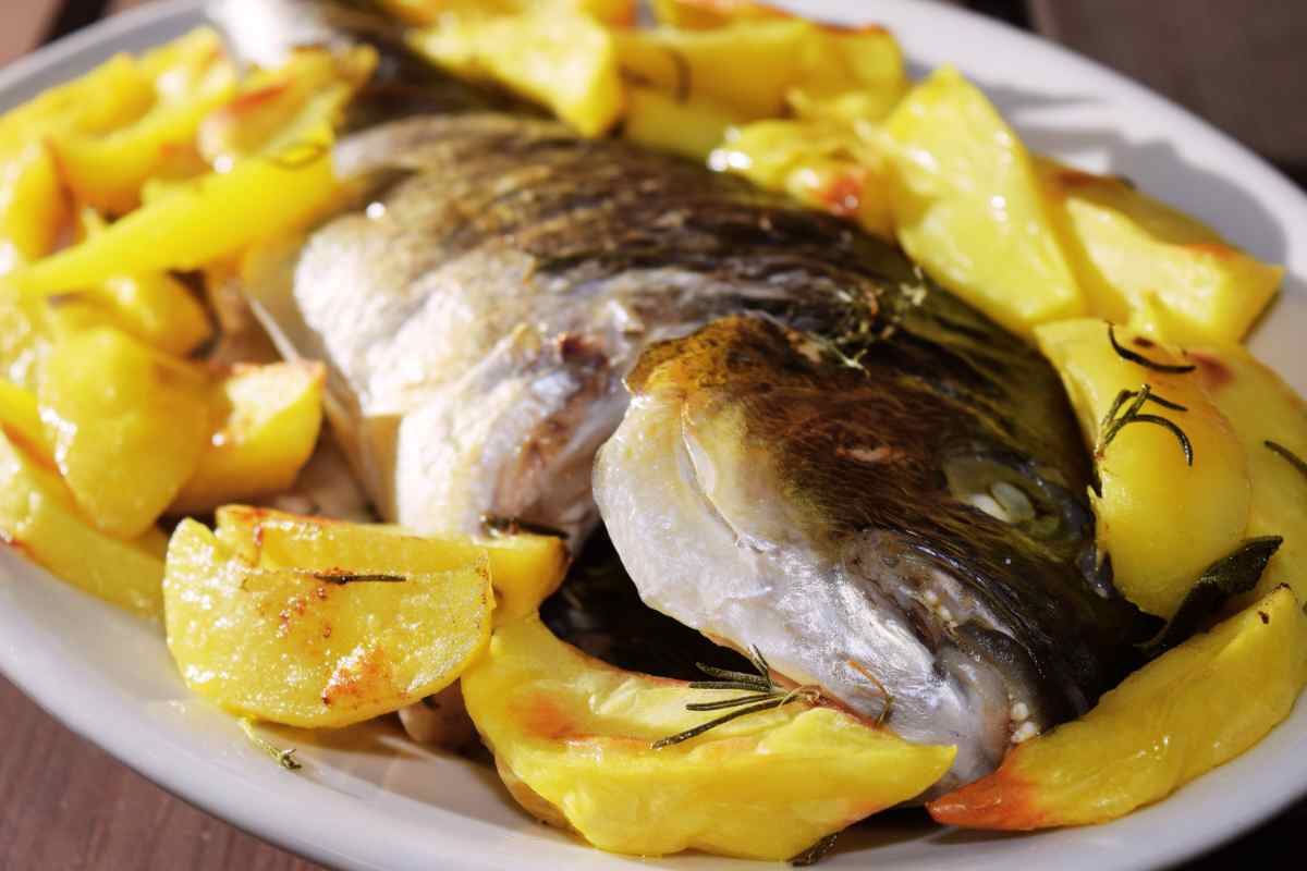 piatto con orata al forno circondata da patate