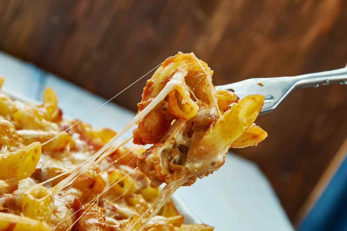 un boccone di pasta alla pizzaiola sulla forchetta