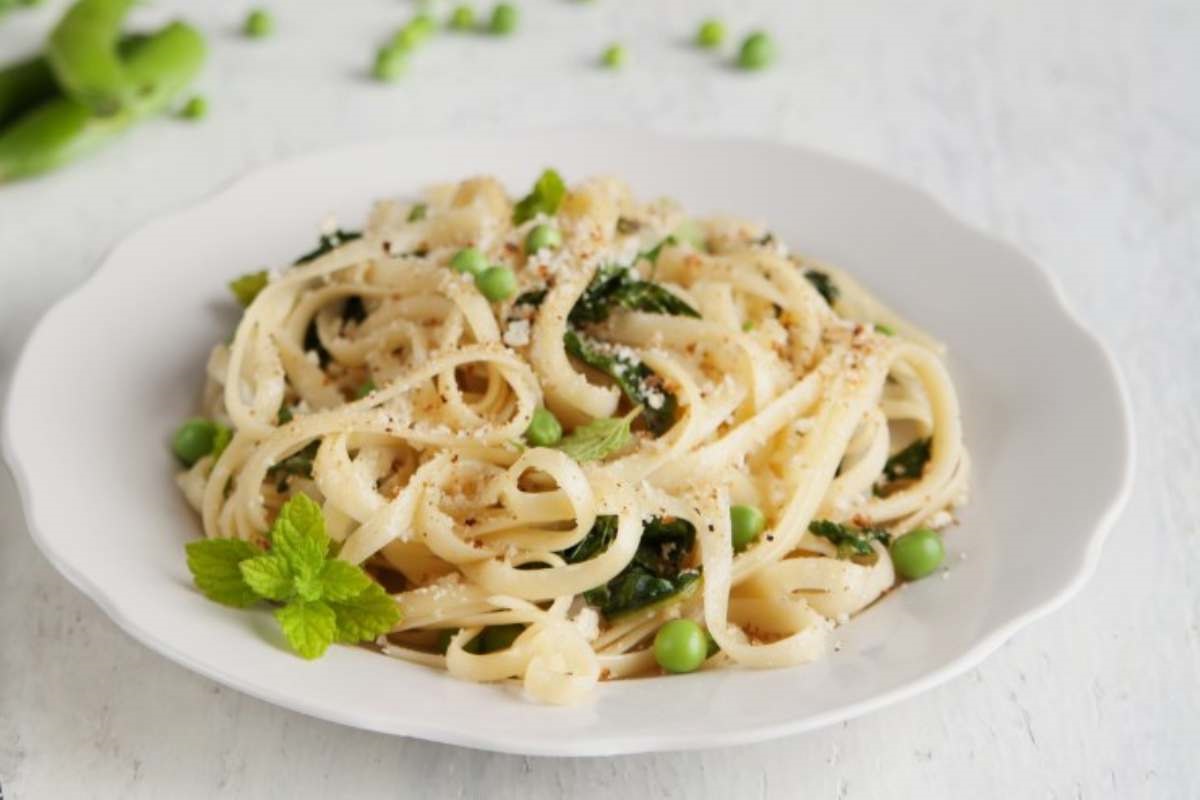 Pasta croccantina con piselli e limone in un piatto
