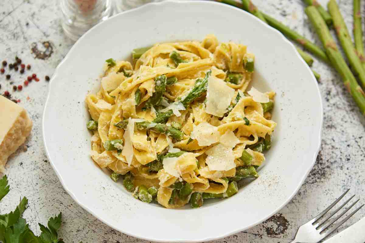 Un piatto di pasta con zucchine ed asparagi