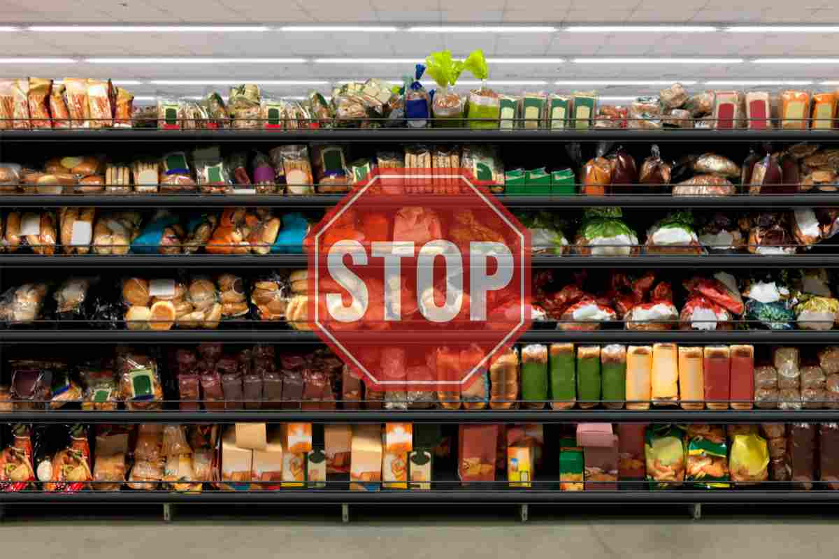 Uno scaffale con alimenti in un supermercato