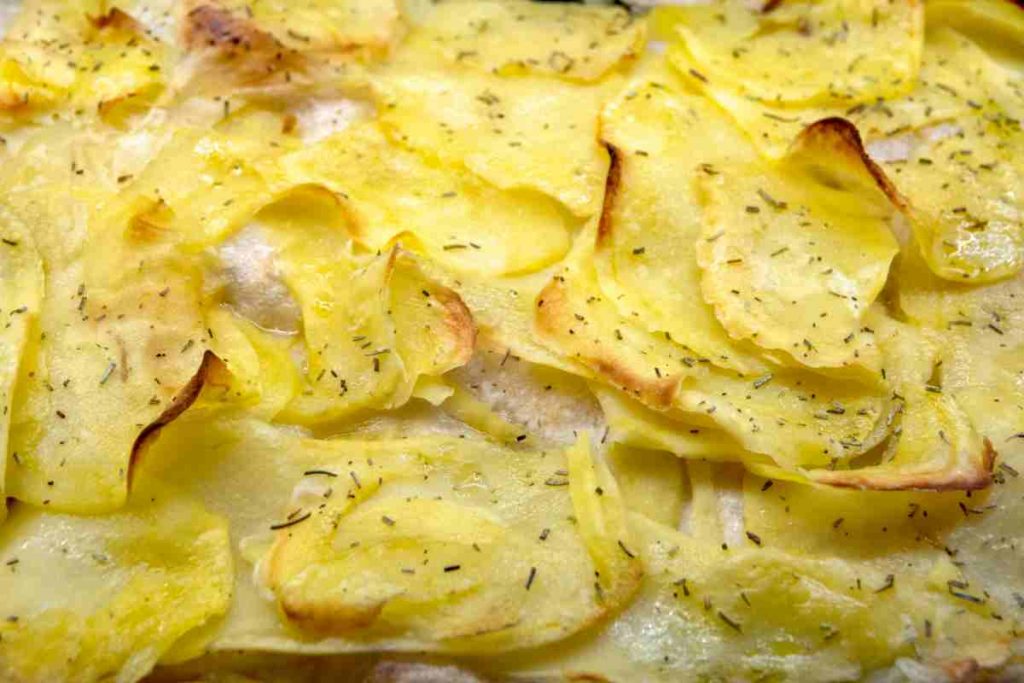 una pizza con patate vista da molto vicino