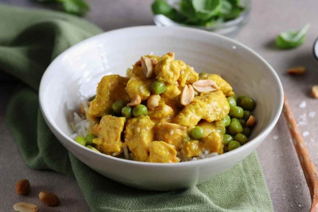 una ciotola con bocconcini di pollo e piselli