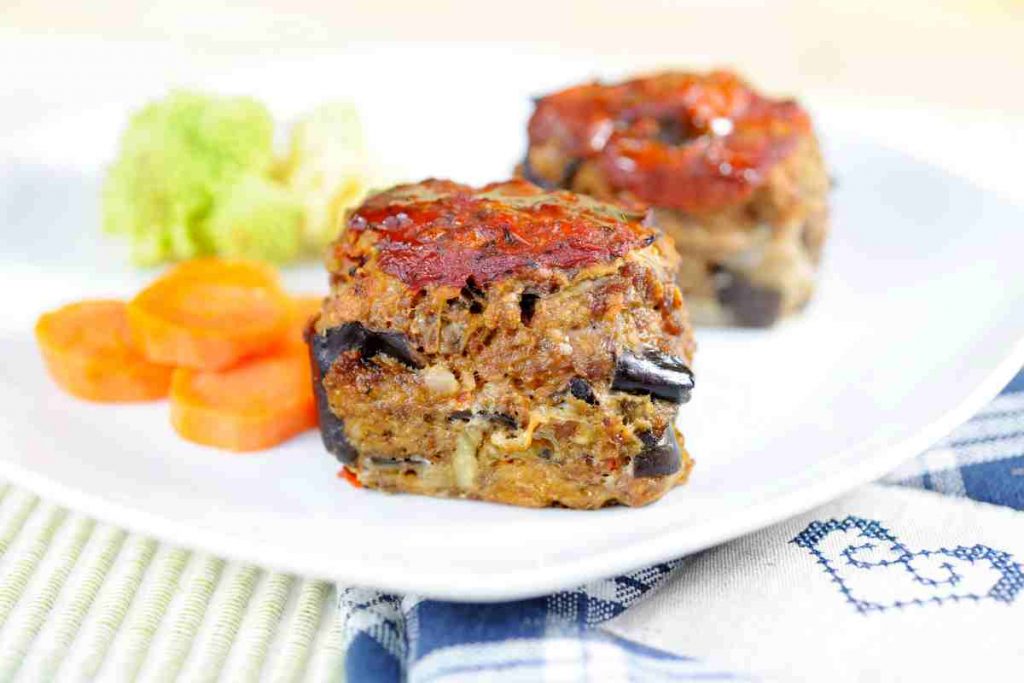 Piatto con polpette di carne e melanzane con contorno di carote