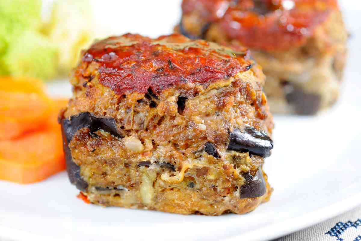 Polpette di carne e melanzane in un piatto viste da vicino