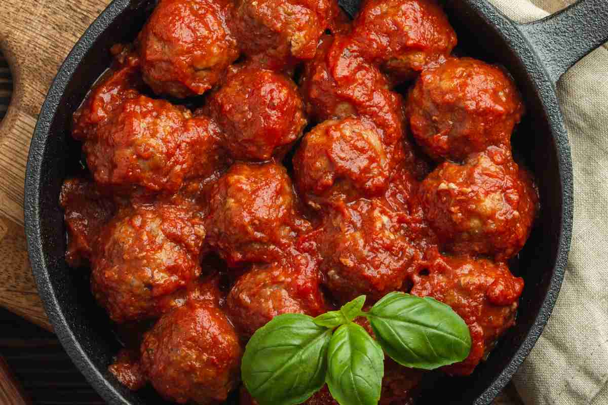 padella con polpette al sugo vista dall'alto