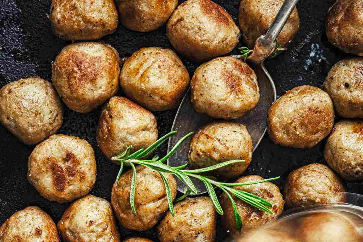 Polpette di pollo e patate con un rametto di rosmarino viste da vicino dall'alto