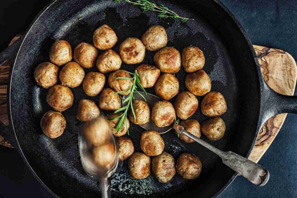 tante polpettine di pollo e patate in una padella