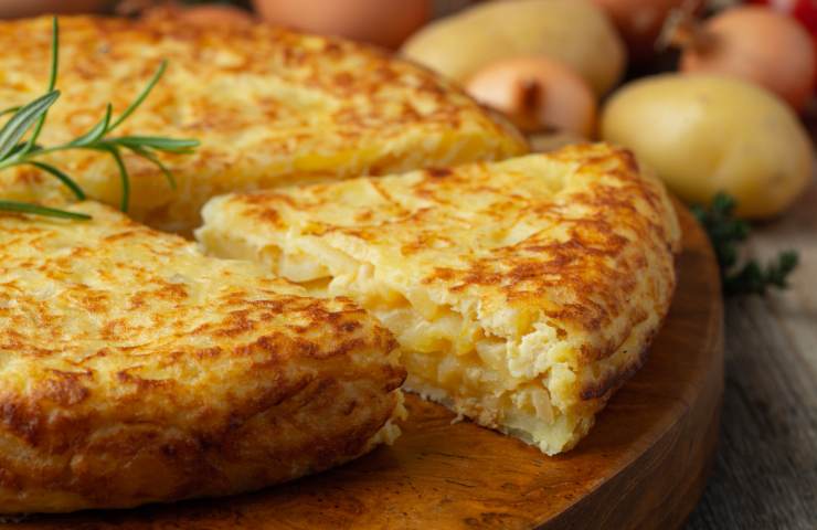 Una fetta di frittata al forno con patate e cipolle