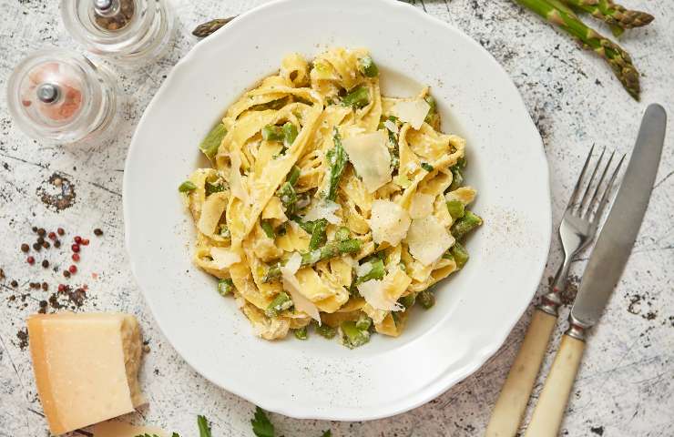 Pasta leggera con asparagi e zucchine in un piatto