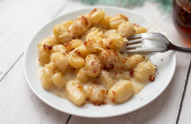 Un piatto di gnocchi cremosi al formaggio