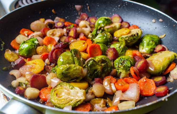 Cibo cucinato in una padella antiaderente con PFAS