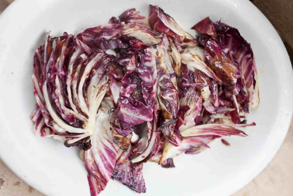 Radicchio cotto alla piastra in un piatto visto dall'alto