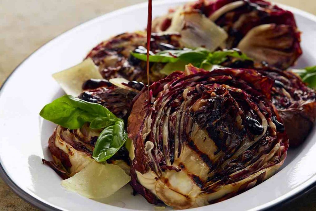 Radicchio alla piastra con aceto balsamico in un piatto