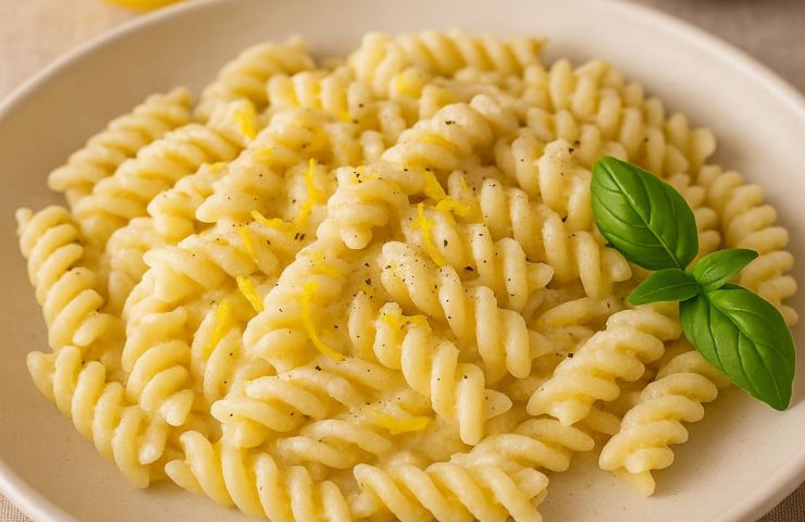 Un piatto di pasta cremosa con limone e ricotta