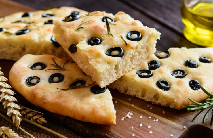 Una focaccia olive e rosmarino tagliata