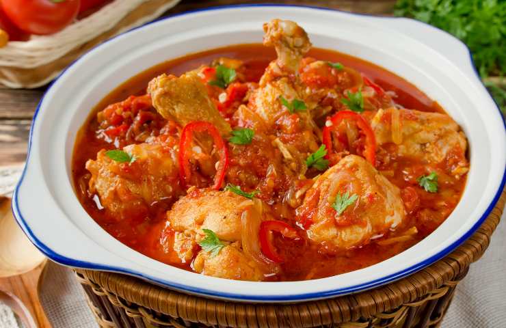 Pollo con pomodorini in un piatto