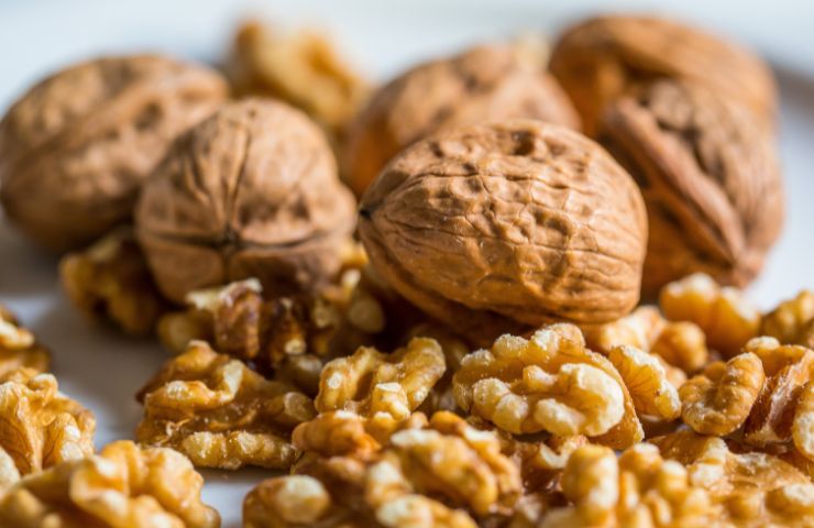 Delle noci intere e schiacciate