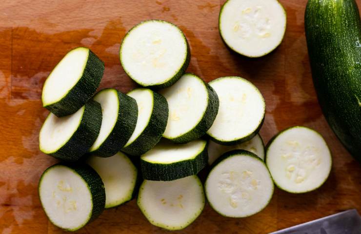 Delle zucchine tagliate a rondelle