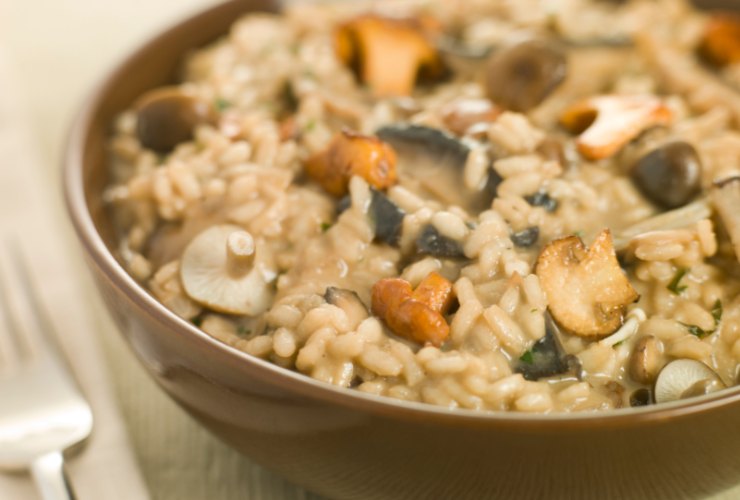 Risotto ai funghi in una ciotola