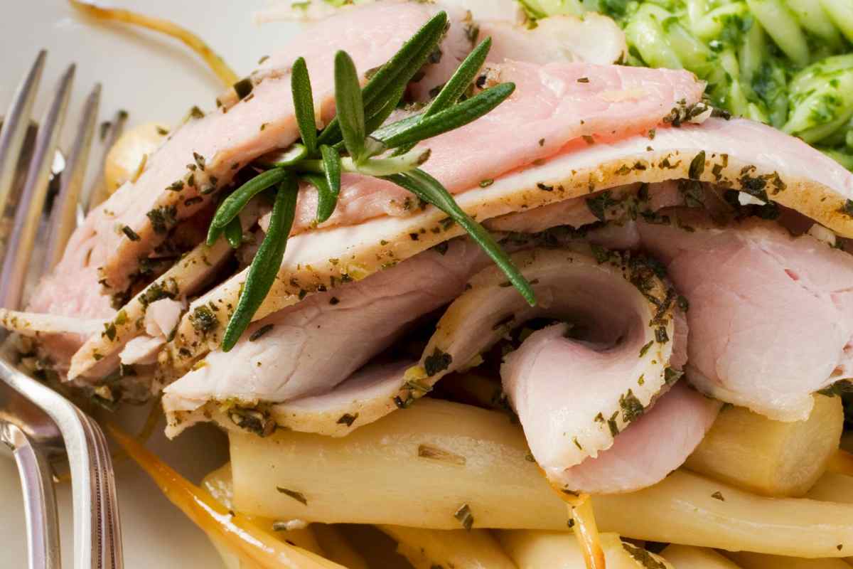 fette di rollè di tacchino con olive e pistacchi con contorno di verdure
