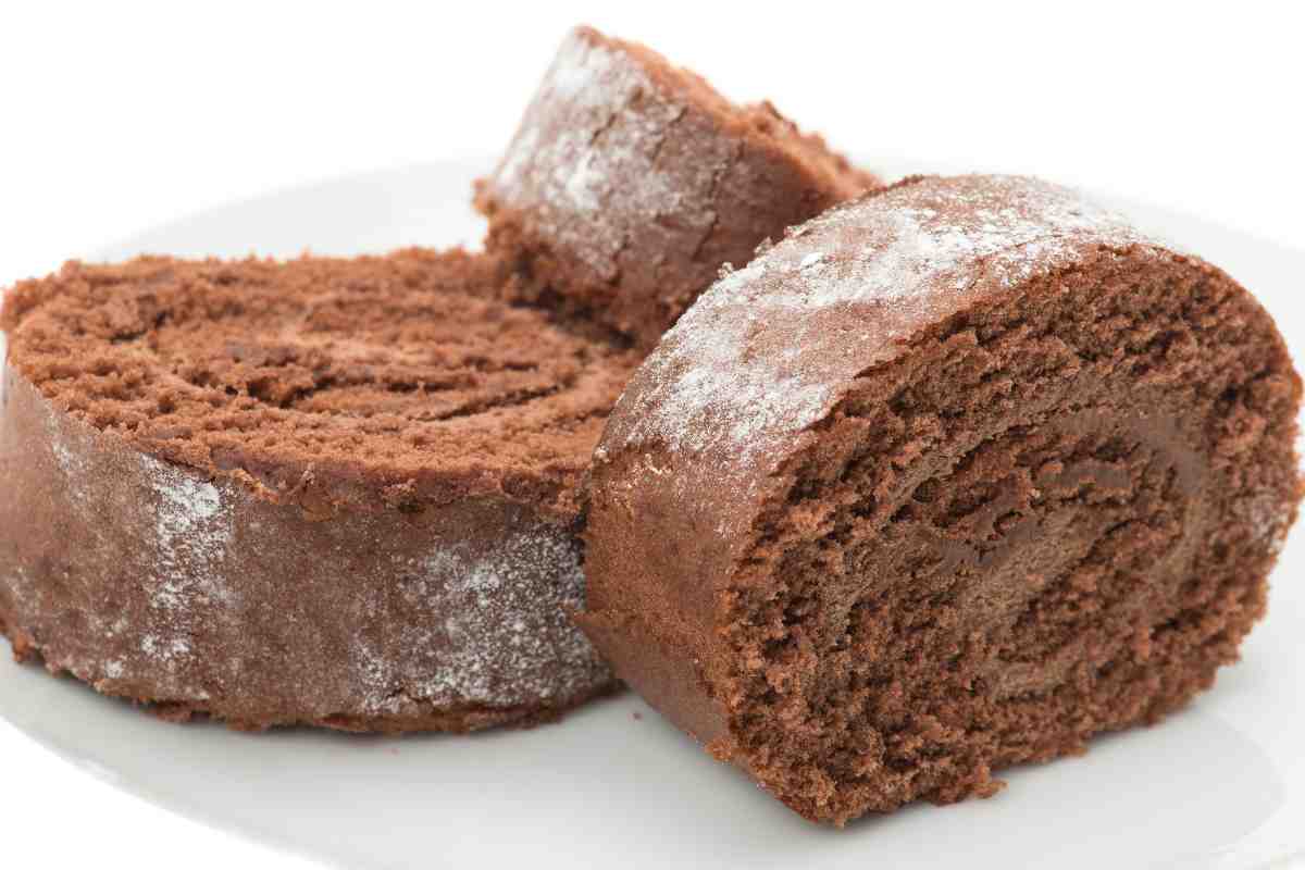 fette di rotolo al cioccolato su un piatto