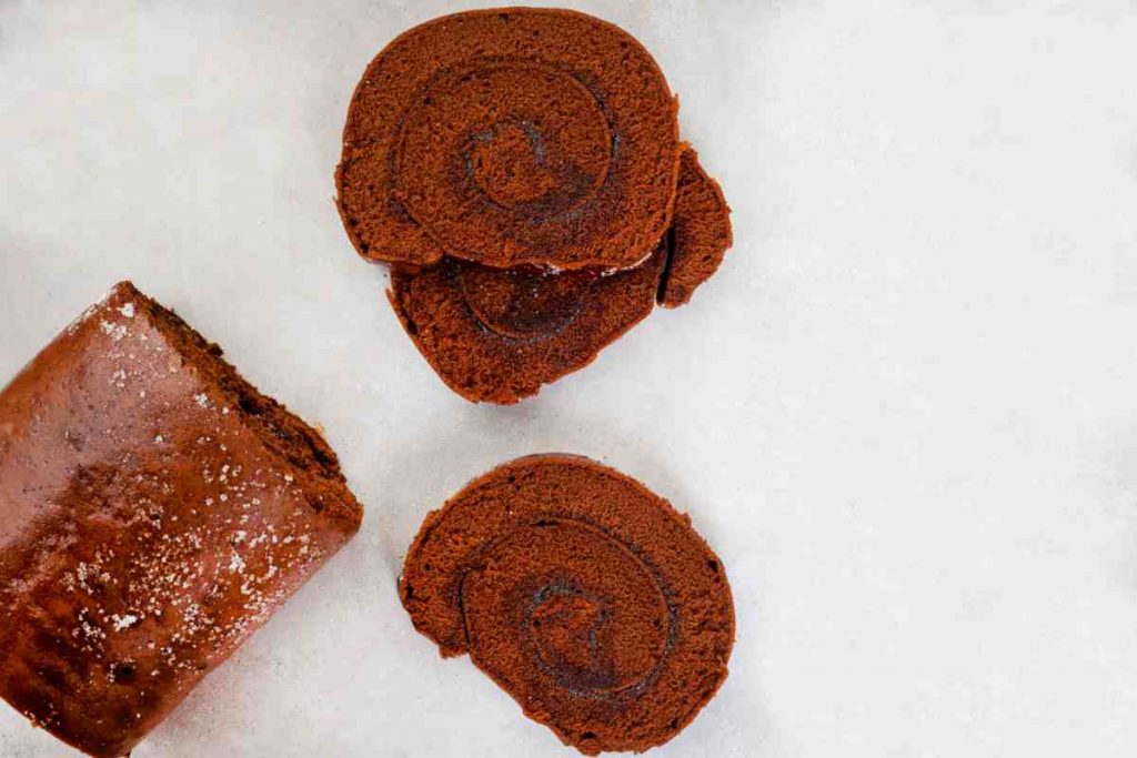 Rotolo ripieno al cioccolato in un piatto visto dall'alto