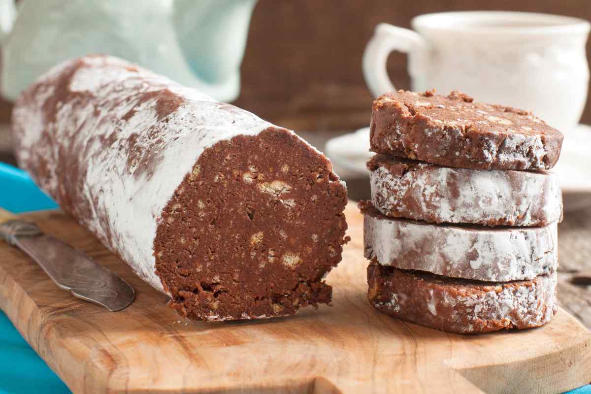 tagliere con sopra il salame dolce alla Nutella tagliato a fette