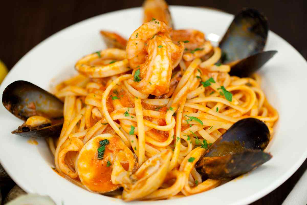 piatto con scialatielli all'amalfitana con frutti di mare