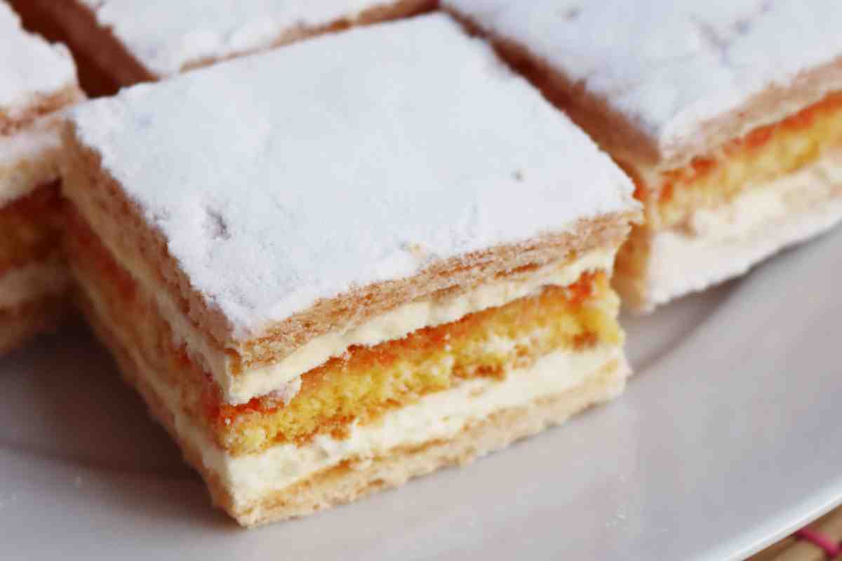 trancio di Torta Diplomatica in un piatto
