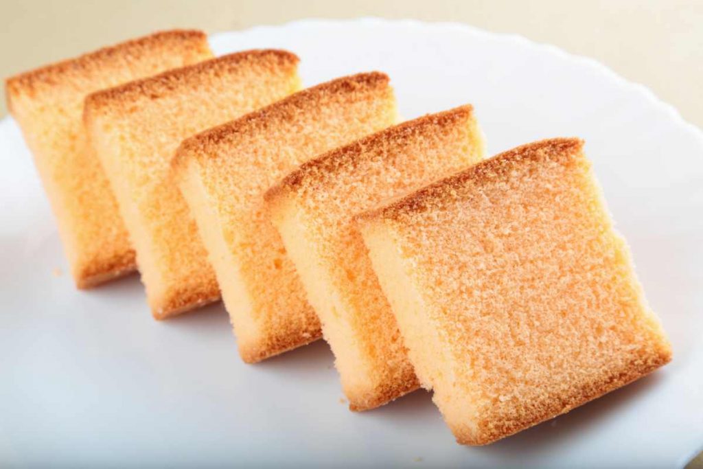 fette di Torta Margherita in un piatto
