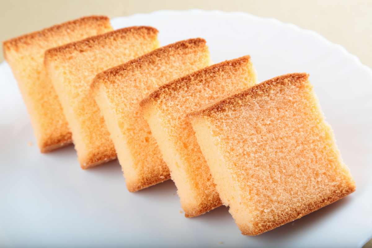 fette di Torta Margherita in un piatto