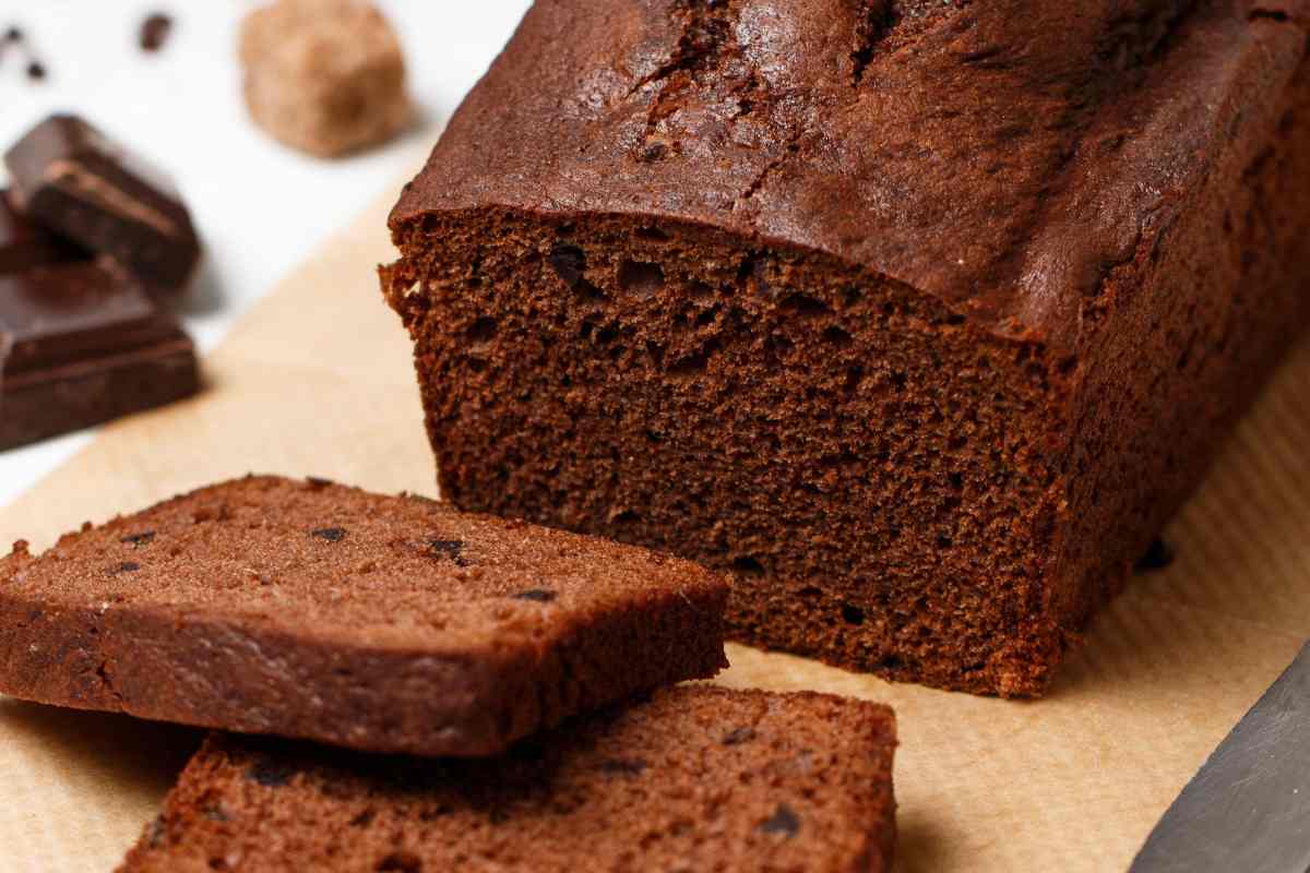 torta al cioccolato rettangolare tagliata a fette su un tagliere