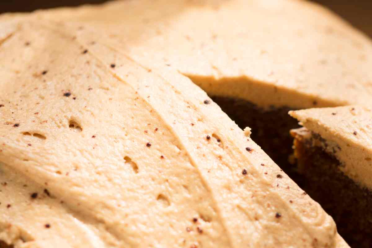 torta alla crema caffè e panna vista da molto vicino